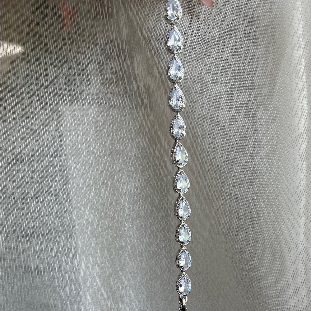 Elegant Silver Teardrop Bracelet